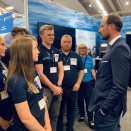 20. august: Kronprins Haakon besøker aquakulturmessen i Trondheim. Her i samtale med elever fra Nord-Troms VGS. Foto: Simen Løvberg Sund, Det kongelige hoff
